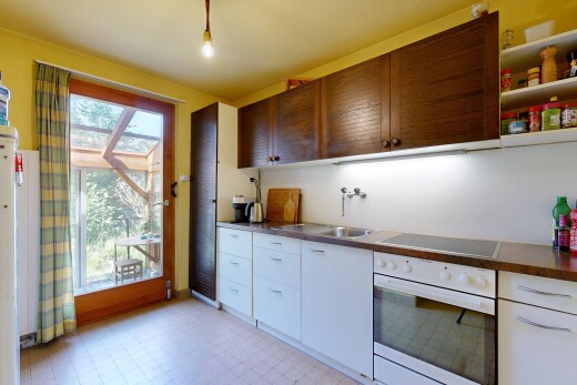 cuisine avec four, sol en vinyle, vinyl floor, light floor, et vinyl tile