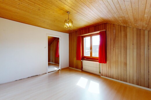 pièce vide avec radiateur, sol en finition bois, wood finish floor, lumière naturelle, et natural light