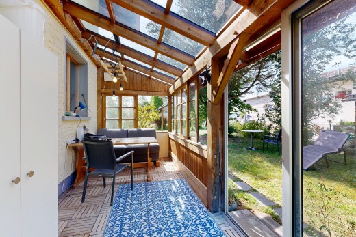 terrasse avec véranda, espace de vie extérieur, et pelouse
