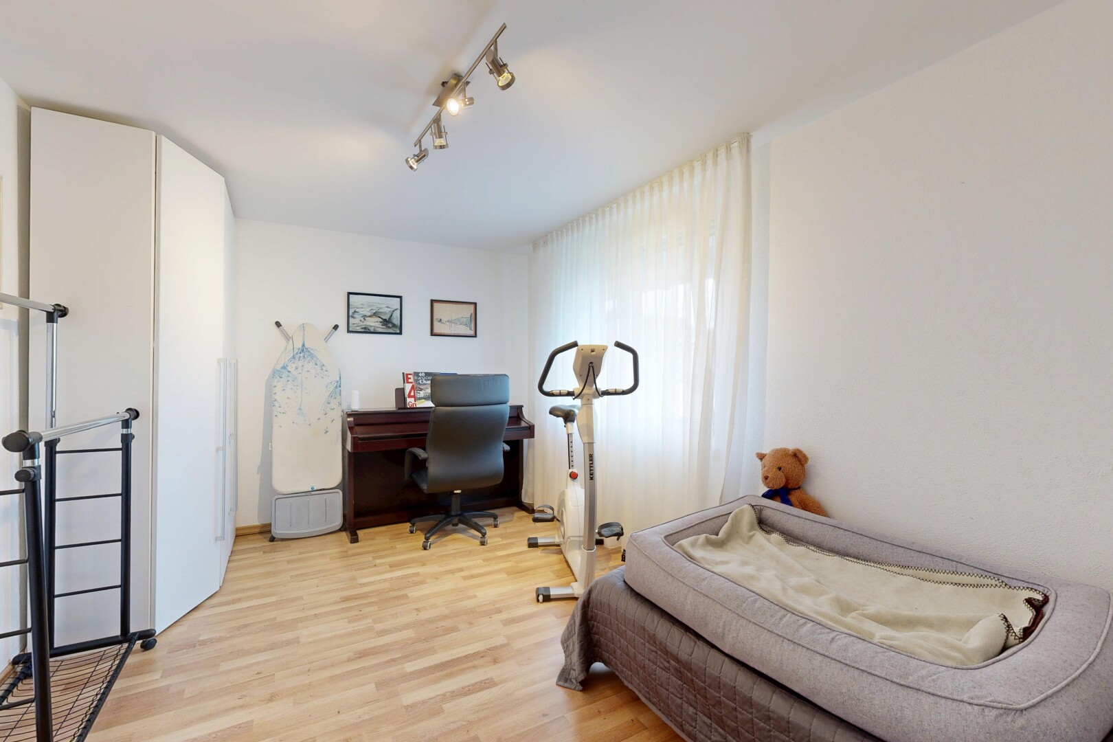 zimmer / schlafzimmer mit wood finish floor, holzfußboden, drywall, gipskartonwand, und bürobereich