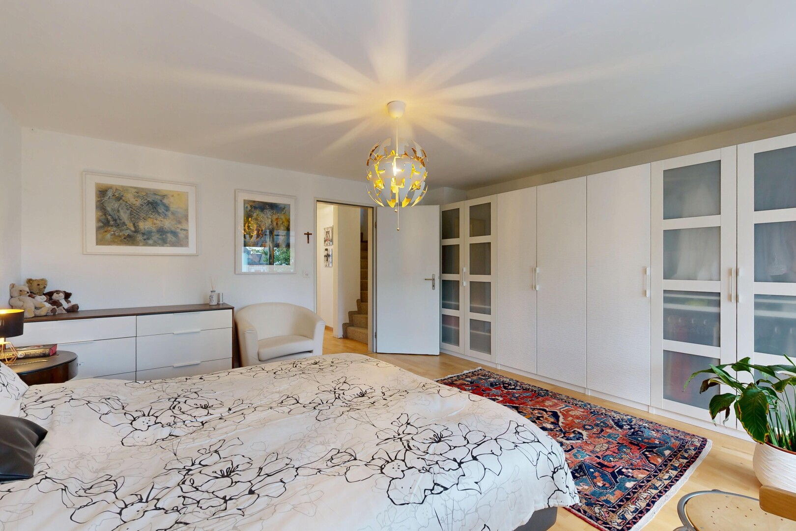 zimmer / schlafzimmer mit light floor, inside property, bemerkenswerter kronleuchter, drywall, und gipskartonwand