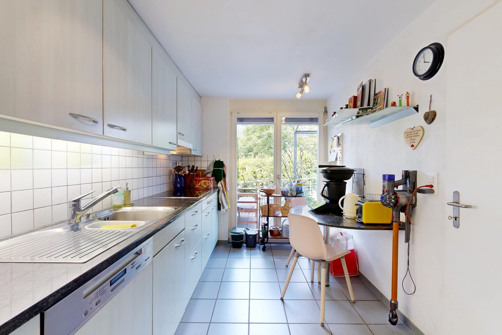 küche mit küchenrückwand beim herd, küchenrückwand beim Herd, inside property, geschirrspülmaschine, und gipskartonwand