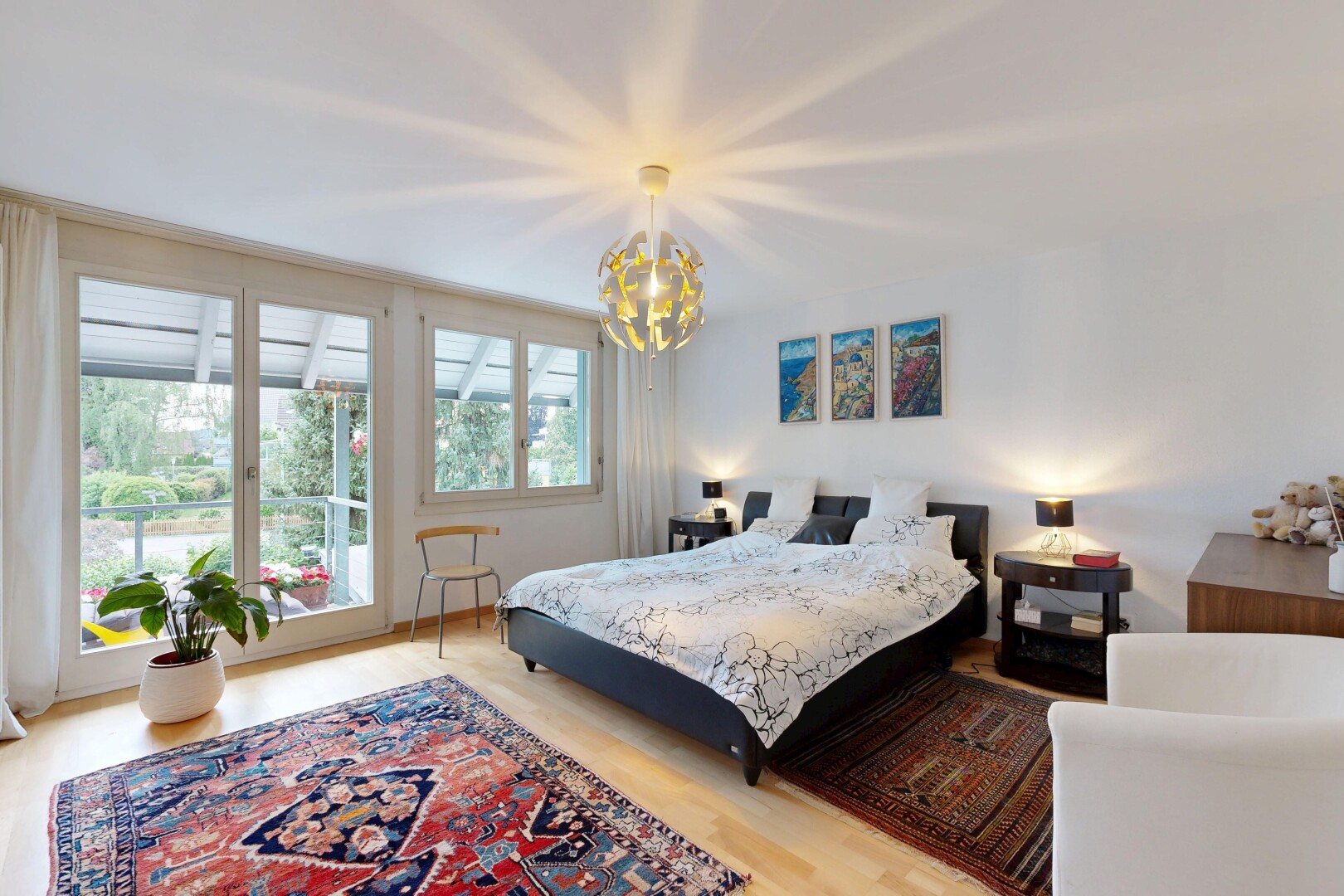 zimmer / schlafzimmer mit inside property, holzfußboden, wood finish floor, natürliches licht, und natural light