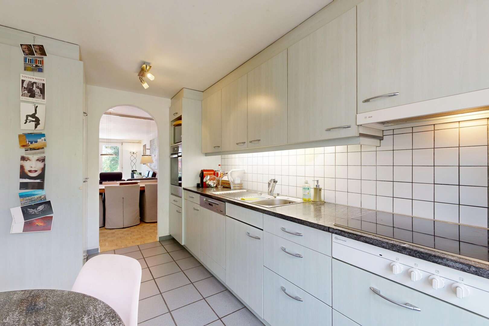 küche mit light floor, arbeitsplatten, dark countertops, küchenrückwand beim herd, und küchenrückwand beim Herd