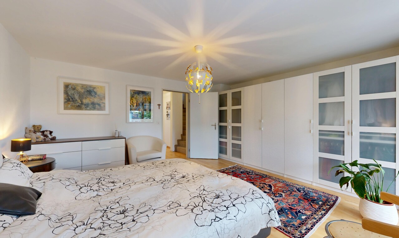 zimmer / schlafzimmer mit light floor, inside property, bemerkenswerter kronleuchter, drywall, und gipskartonwand