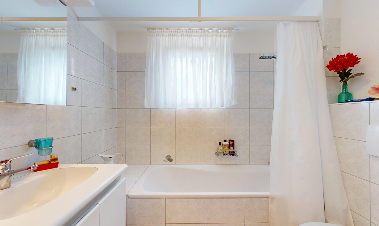 bad mit spiegel, inside property, schminktisch, komplettes badezimmer, und kombiniertes bad / dusche