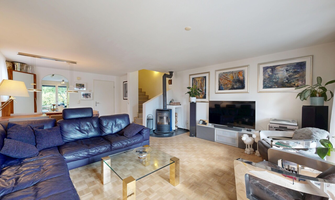 wohnzimmer mit inside property, parquet floor, fernseher, gipskartonwand, und drywall