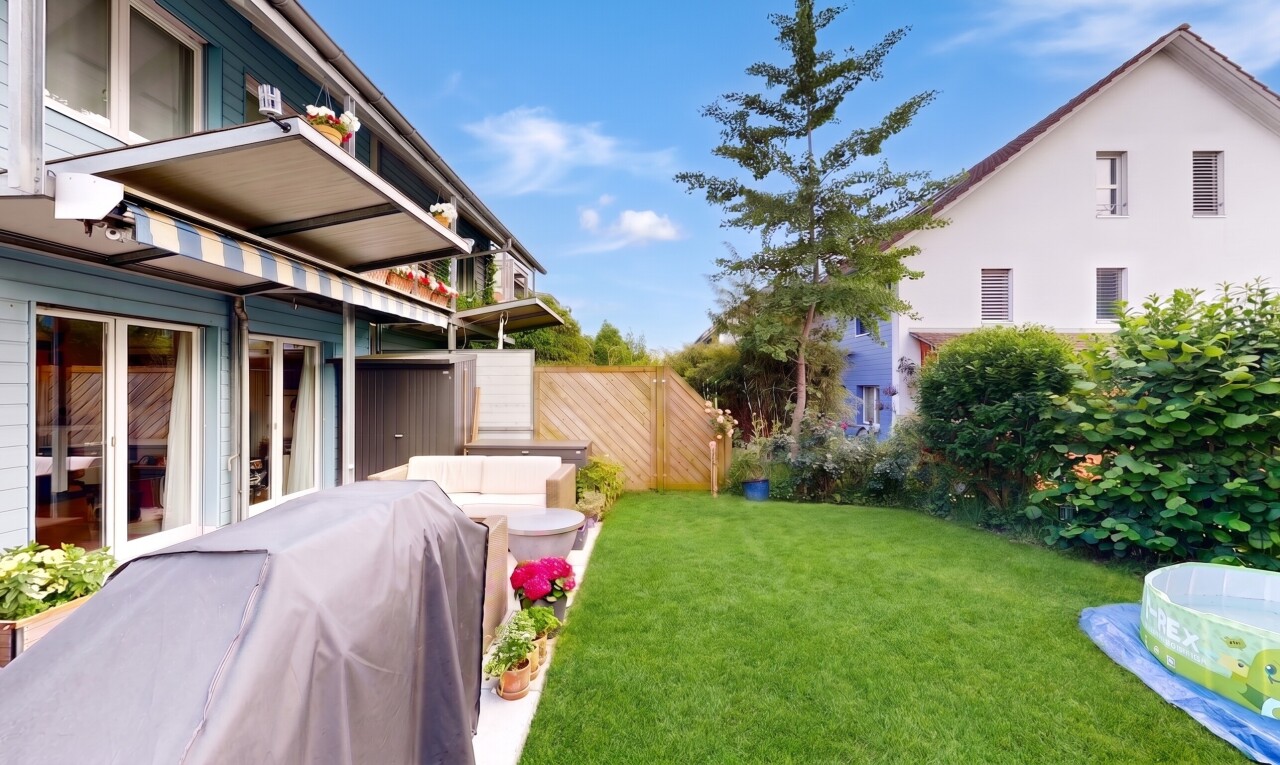 garten mit zaun, rasen, balkon, day time, und from property