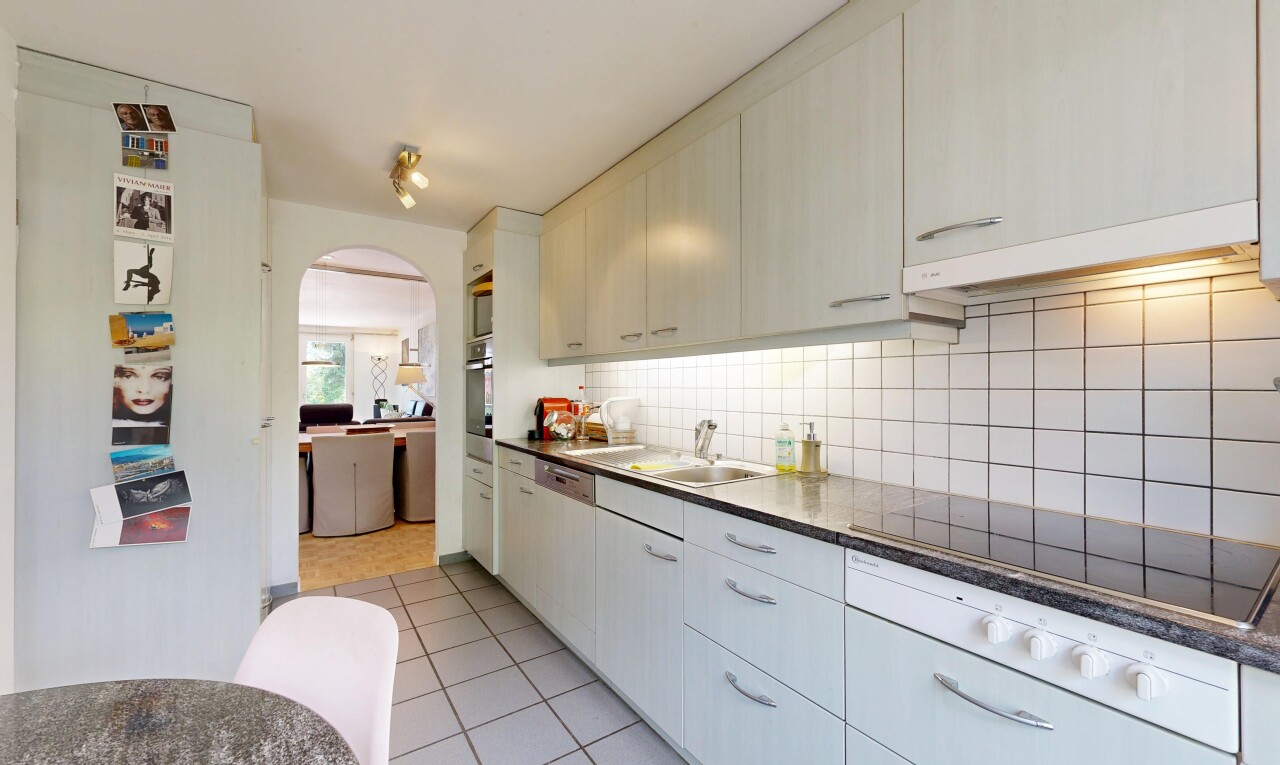 küche mit light floor, arbeitsplatten, dark countertops, küchenrückwand beim herd, und küchenrückwand beim Herd