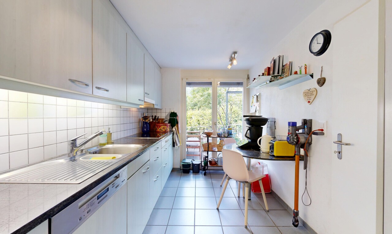 küche mit küchenrückwand beim herd, küchenrückwand beim Herd, inside property, geschirrspülmaschine, und gipskartonwand