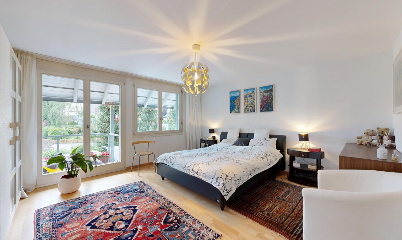 zimmer / schlafzimmer mit inside property, holzfußboden, wood finish floor, natürliches licht, und natural light