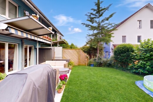 garten mit zaun, rasen, balkon, day time, und from property