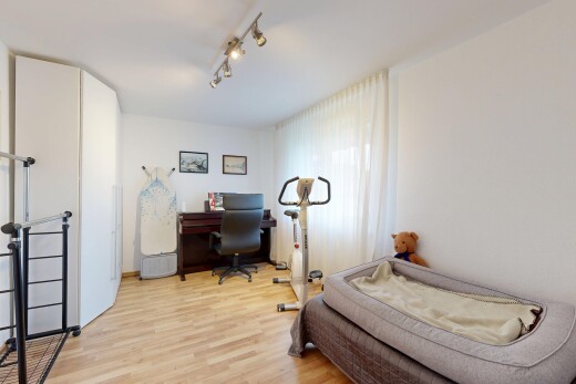zimmer / schlafzimmer mit wood finish floor, holzfußboden, drywall, gipskartonwand, und bürobereich