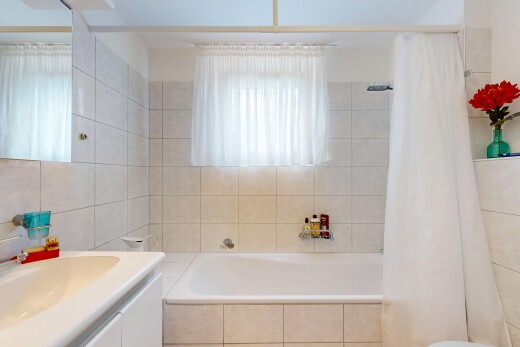 bad mit spiegel, inside property, schminktisch, komplettes badezimmer, und kombiniertes bad / dusche