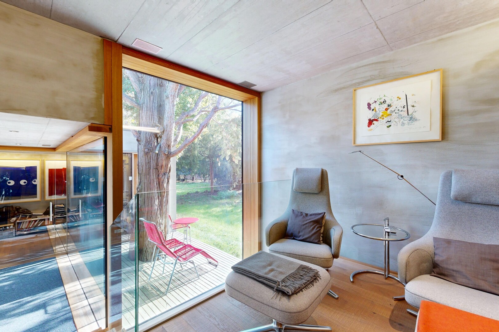 wohnzimmer mit inside property, holzfußboden, wood finish floor, natürliches licht, und natural light