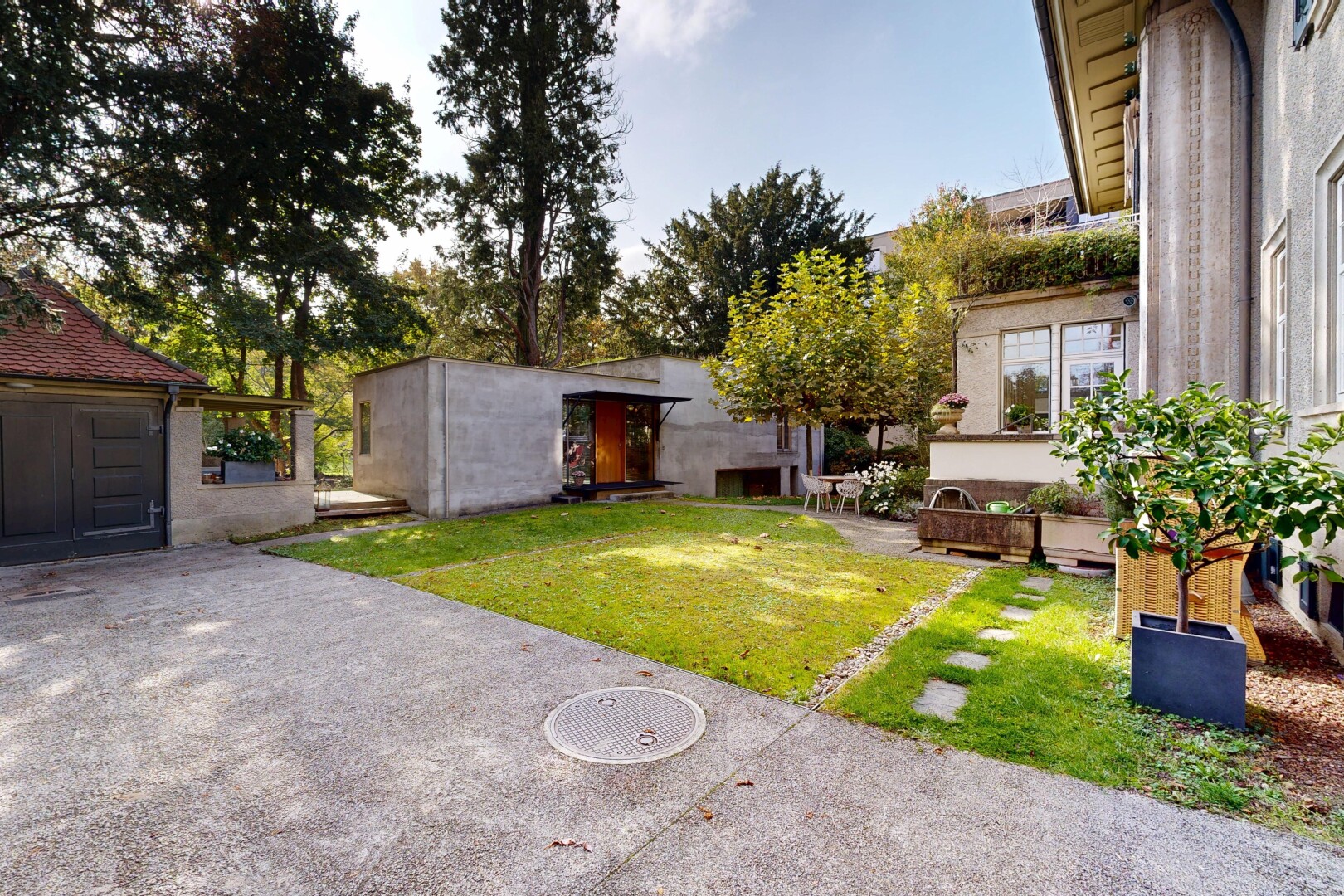 garten mit rasen und day time