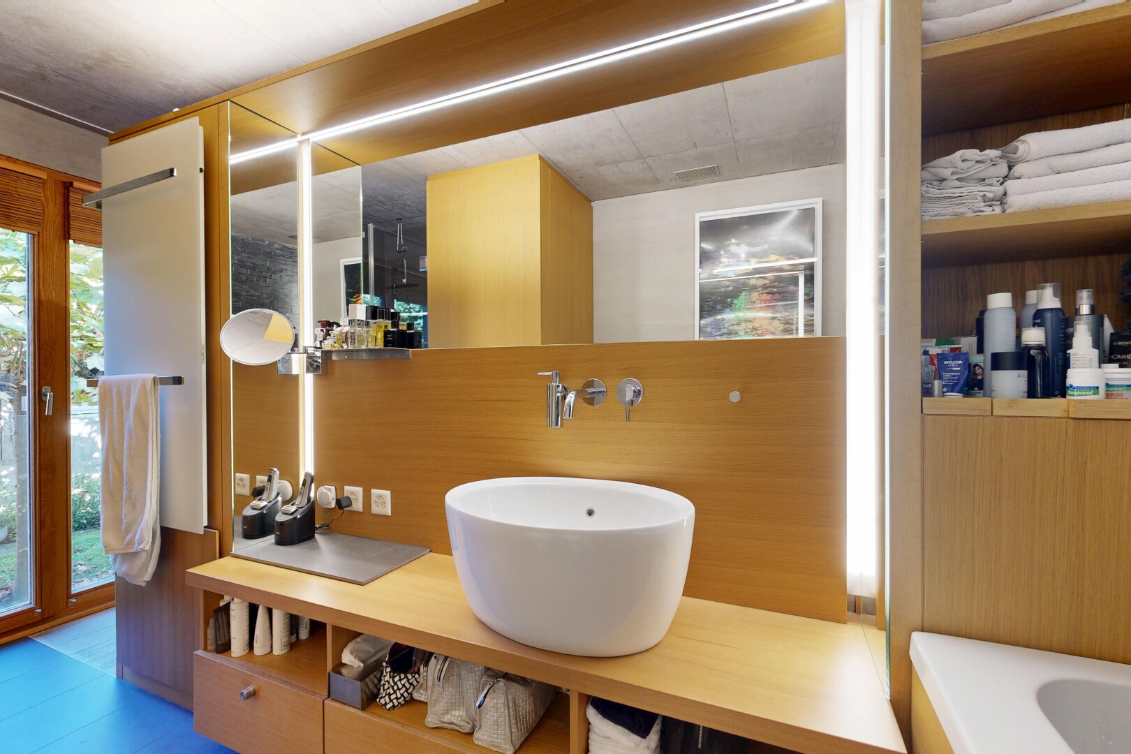 bad mit schminktisch, waschbecken, inside property, komplettes badezimmer, und natürliches licht