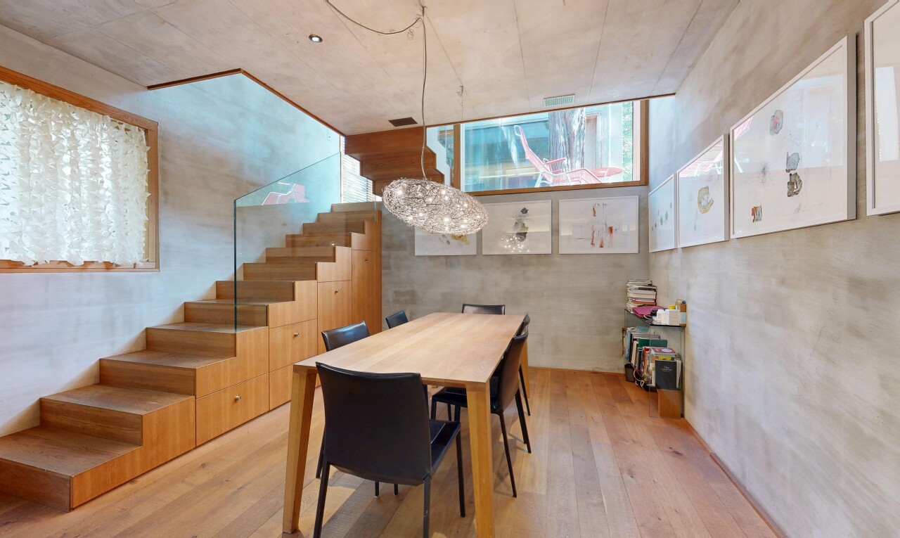 esszimmer mit betonmauer, concrete wall, betondecke, concrete ceiling, und natürliches licht