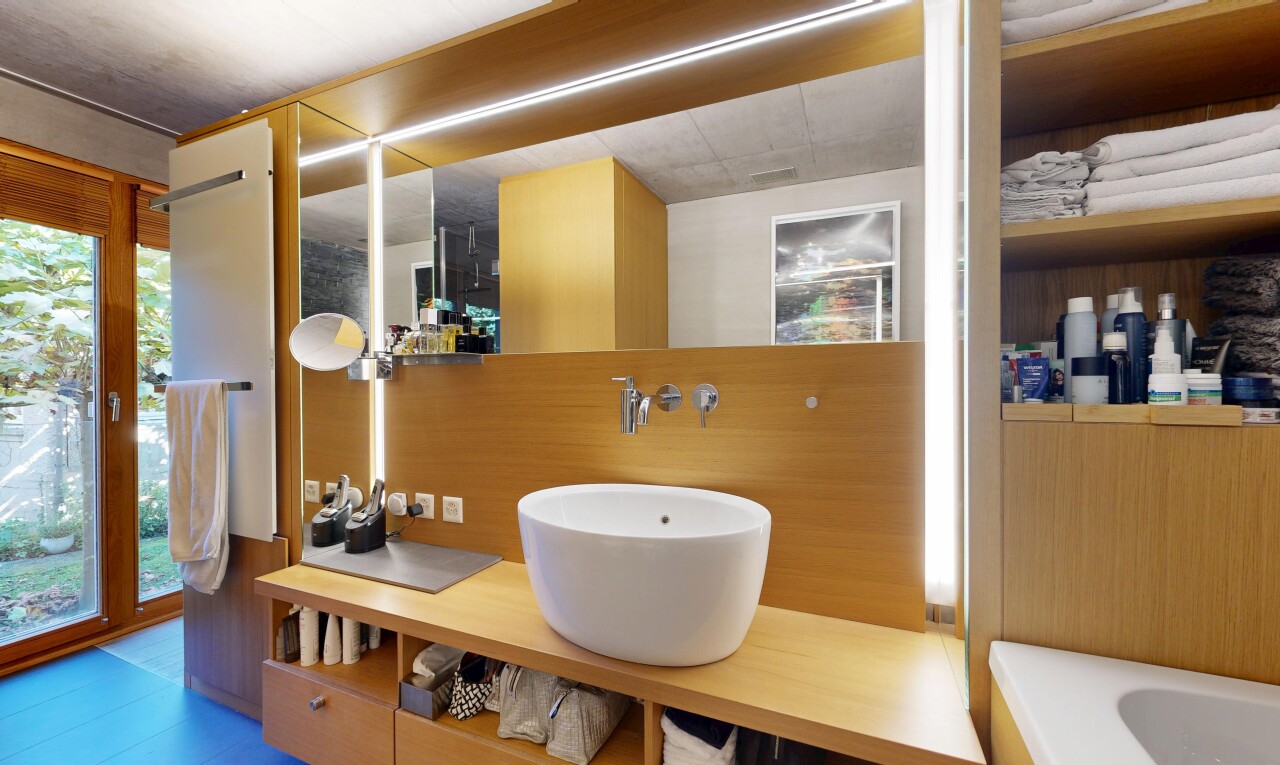 bad mit schminktisch, waschbecken, inside property, komplettes badezimmer, und natürliches licht