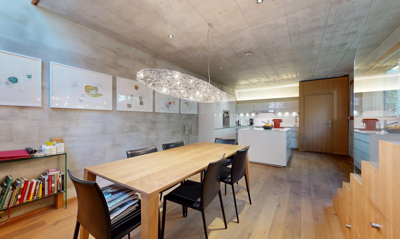 esszimmer mit betondecke, concrete ceiling, holzfußboden, wood finish floor, und inside property