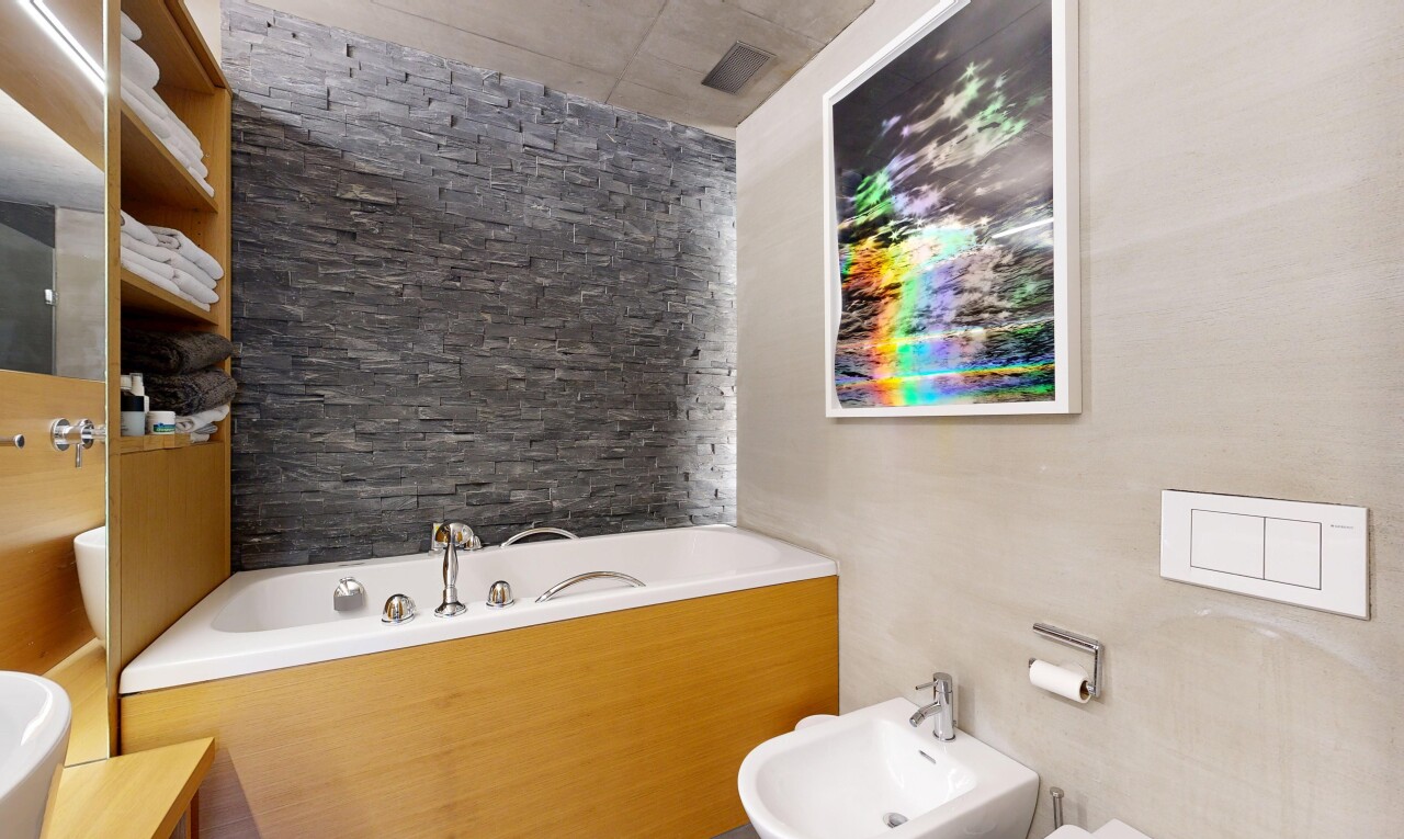 bad mit steinwand, stone wall, komplettes badezimmer, bad, und bidet