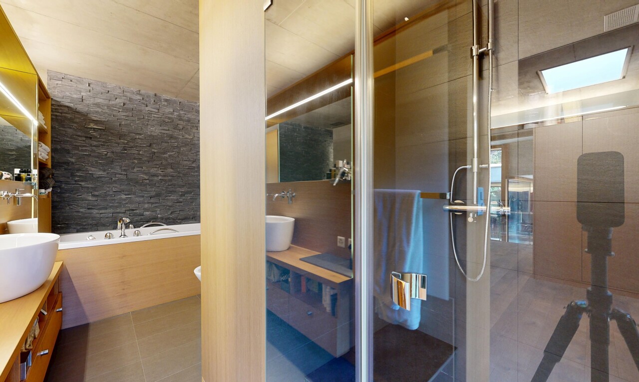 bad mit schminktisch, komplettes badezimmer, spiegel, dusche, und bad