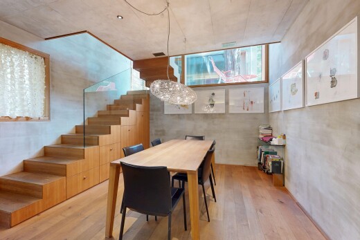 salle à manger avec mur en béton, concrete wall, plafond en béton, concrete ceiling, et lumière naturelle