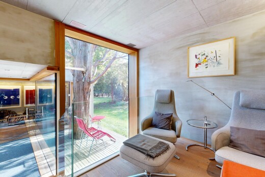 salon avec inside property, sol en finition bois, wood finish floor, lumière naturelle, et natural light