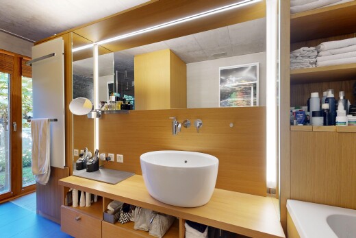 bad mit schminktisch, waschbecken, inside property, komplettes badezimmer, und natürliches licht