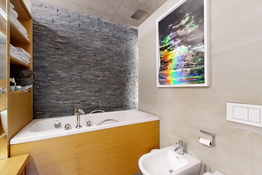 salle de bains avec mur en pierre, stone wall, salle de bain complète, bain, et bidet