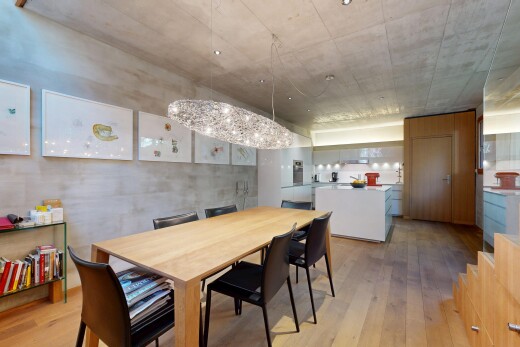 salle à manger avec plafond en béton, concrete ceiling, sol en finition bois, wood finish floor, et inside property