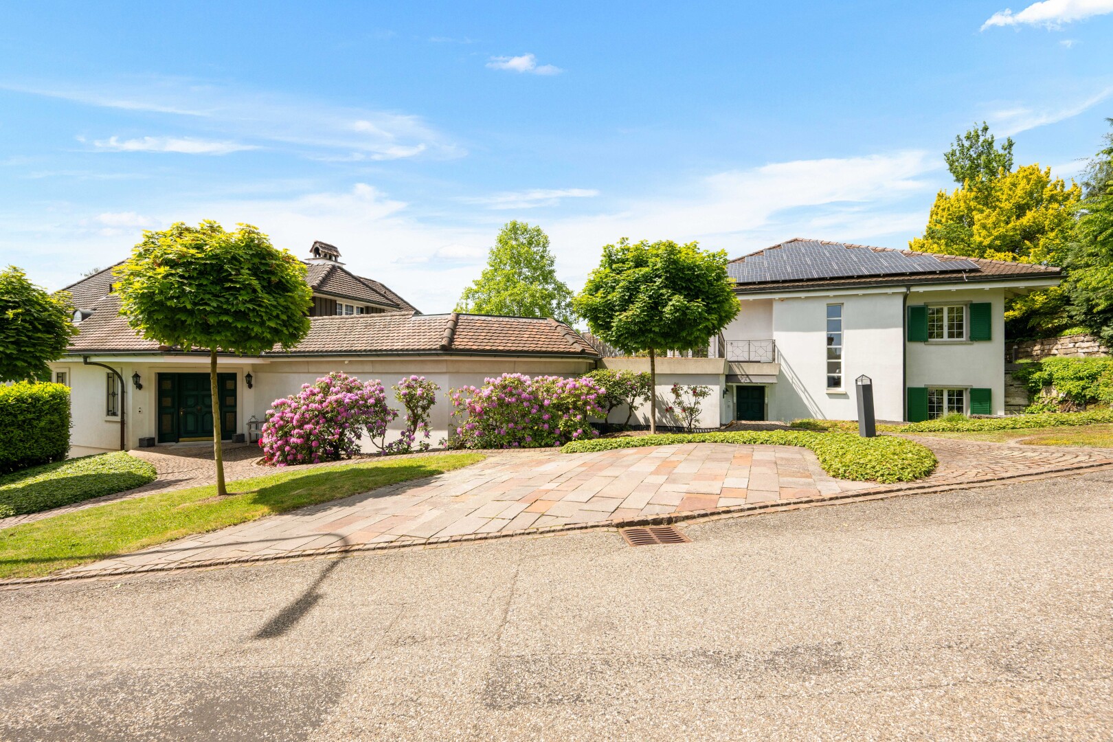 außenansicht mit day time, property visible, stuckverkleidung, und solaranlage