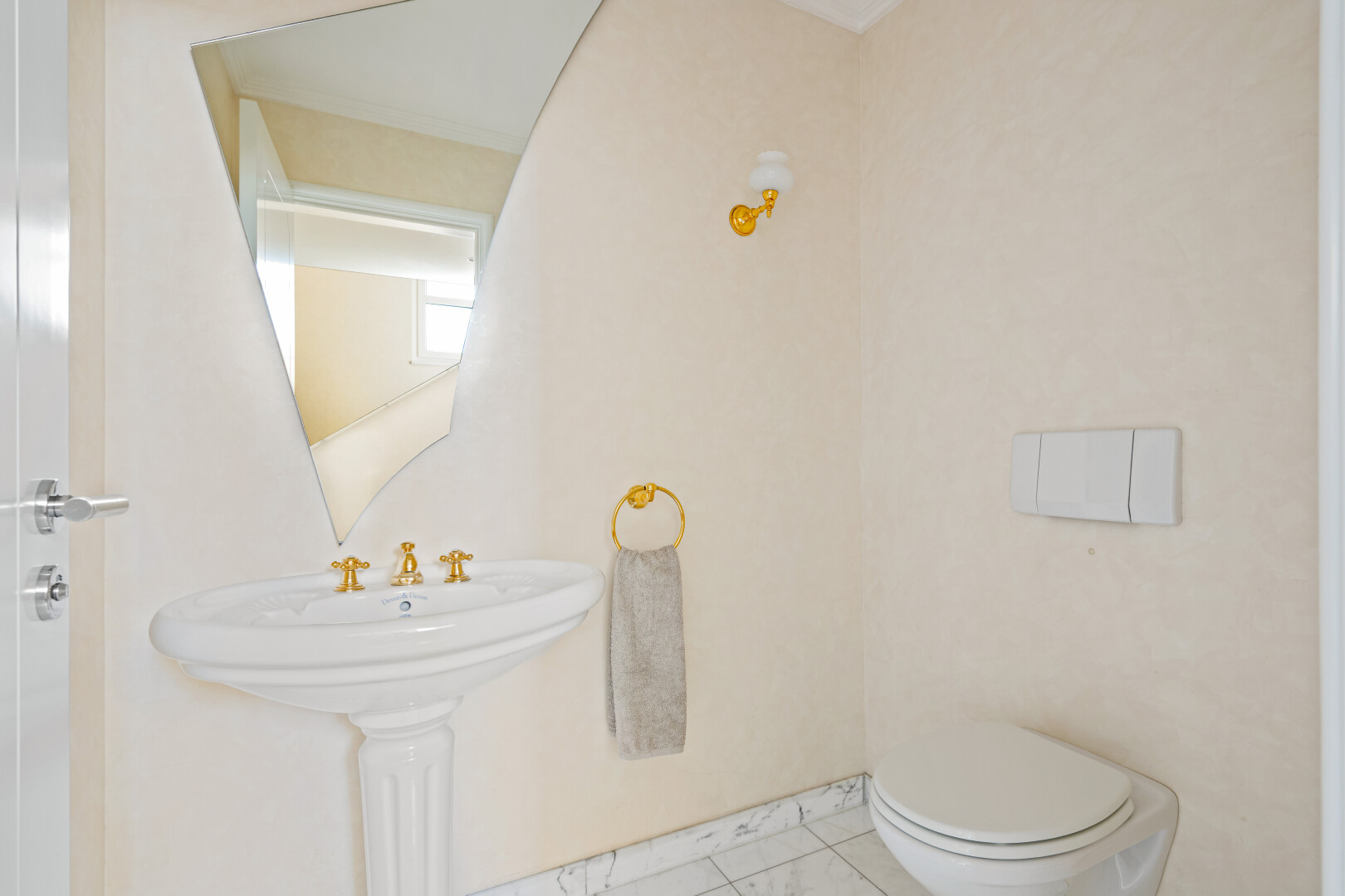 bad mit spiegel, gäste-wc, inside property, tile floor, und fliesenboden