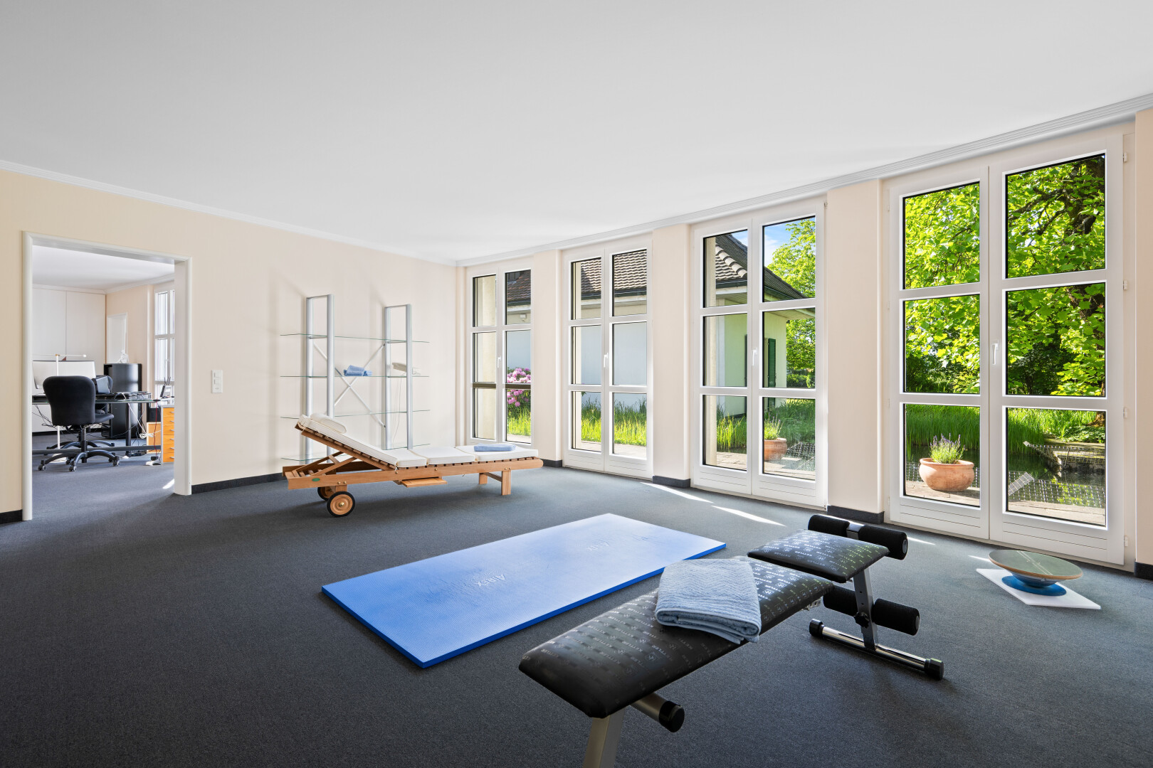 fitnessstudio mit carpet, inside community, natural light, und drywall