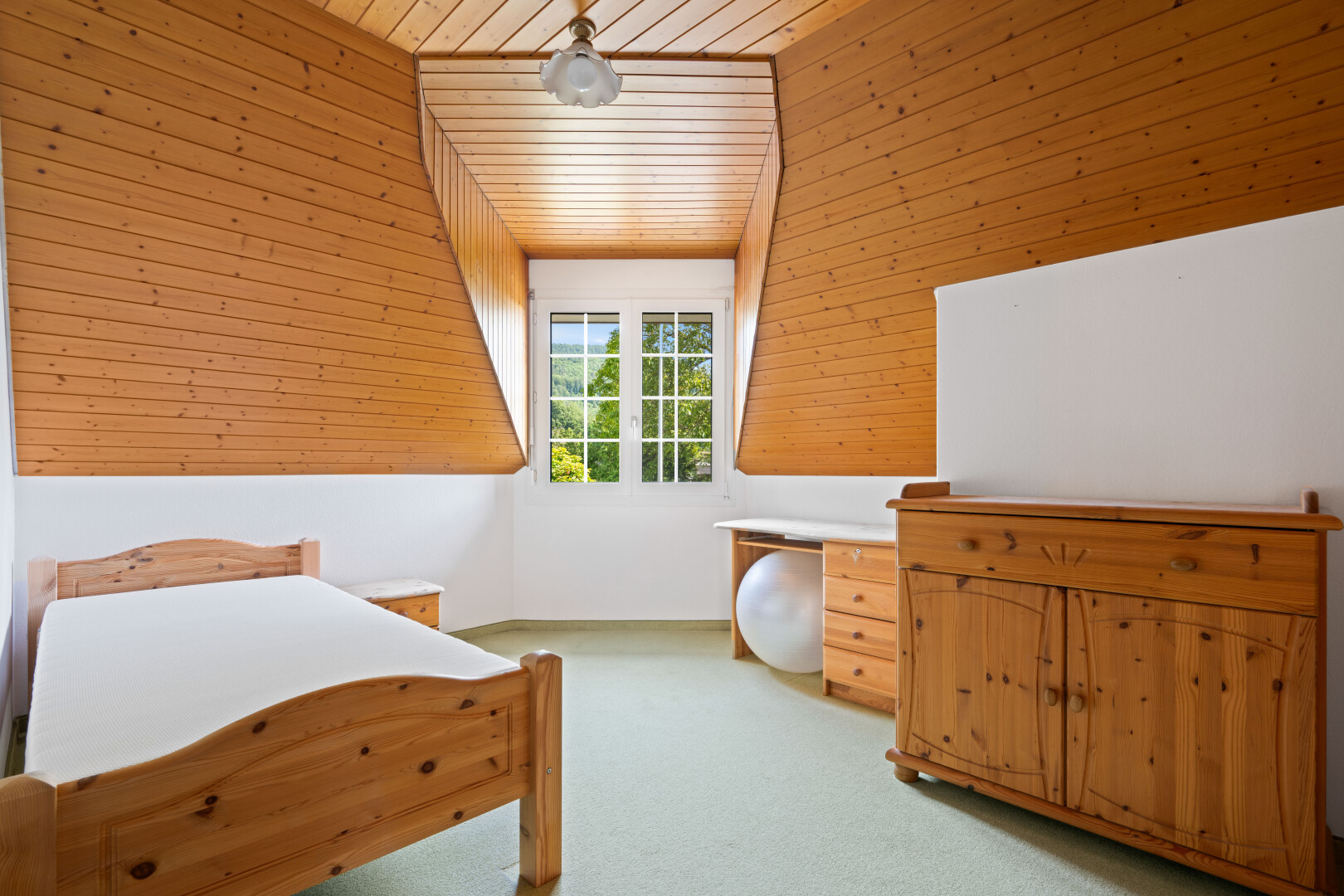 zimmer / schlafzimmer mit carpet, teppich, zusätzliches zimmer, inside property, und deckenventilator