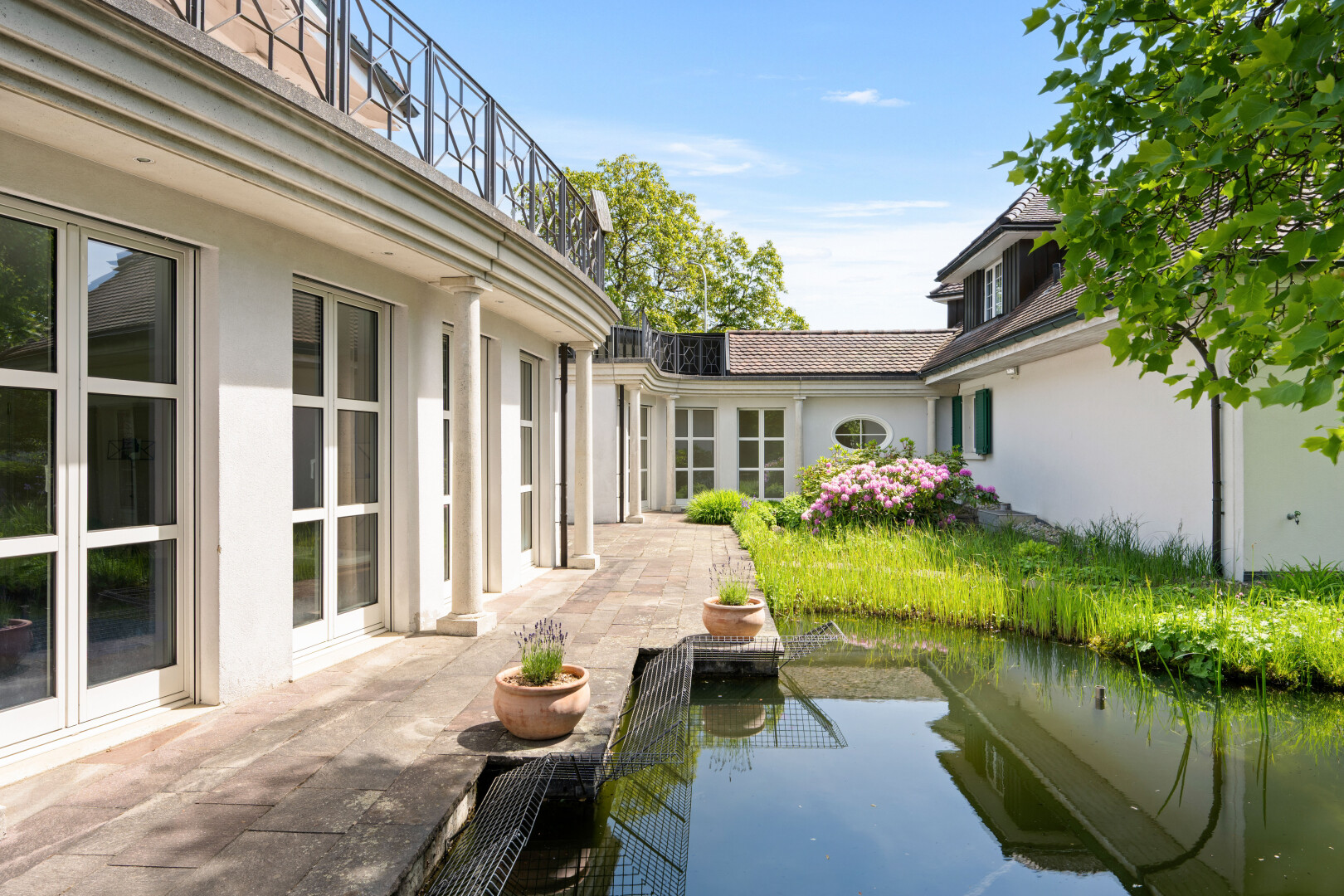 außenansicht mit day time, stuckverkleidung, from property, und terrasse
