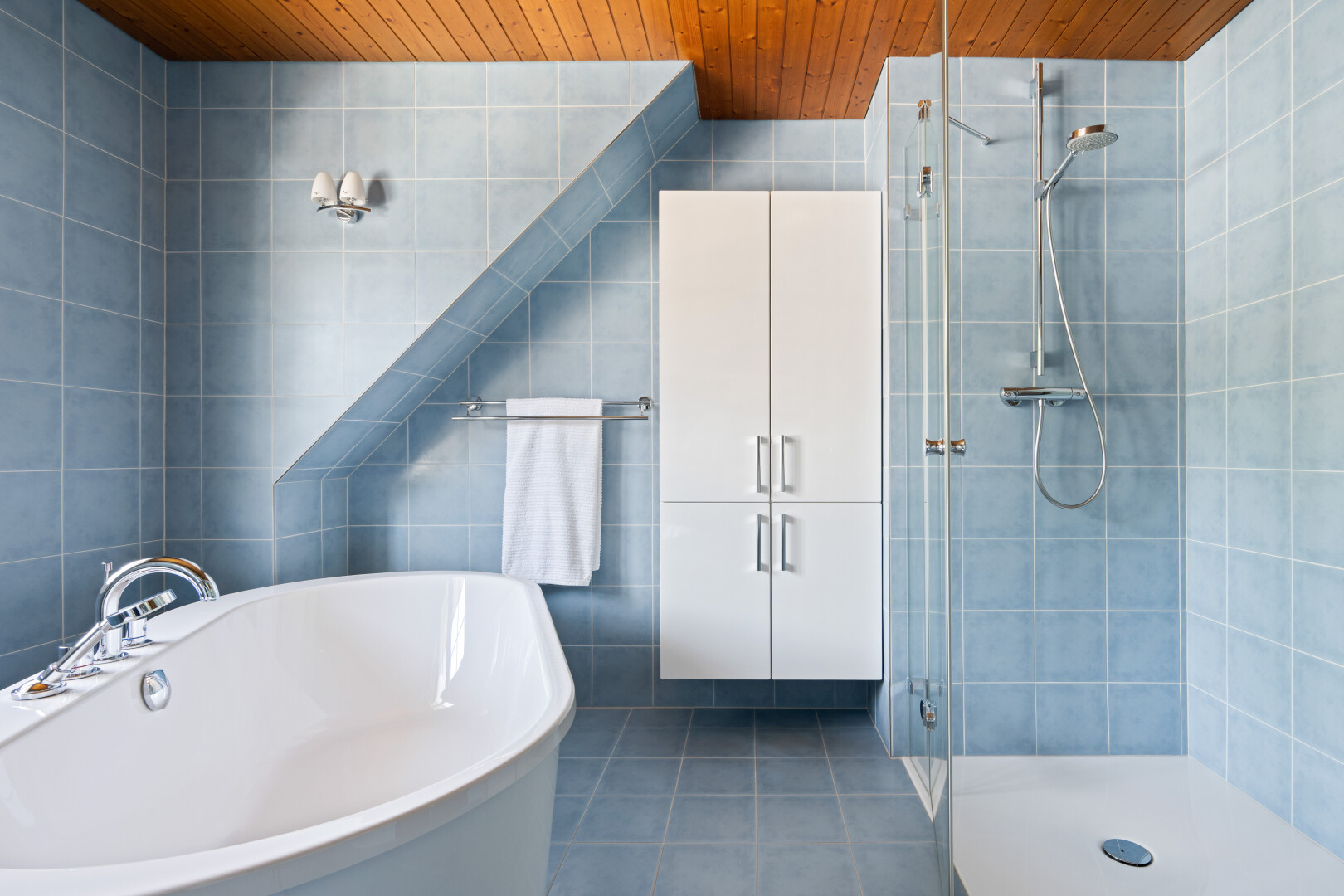 bad mit dusche, tile wall, fliesenwand, dark floor, und komplettes badezimmer
