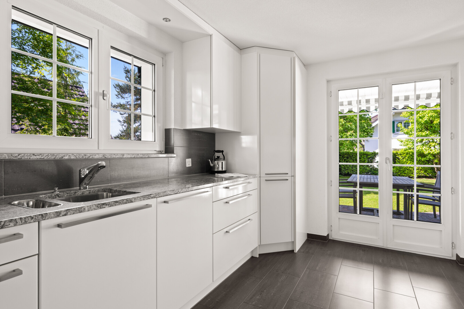 küche mit natürliches licht, natural light, weiße schränke, white cabinets, und inside property