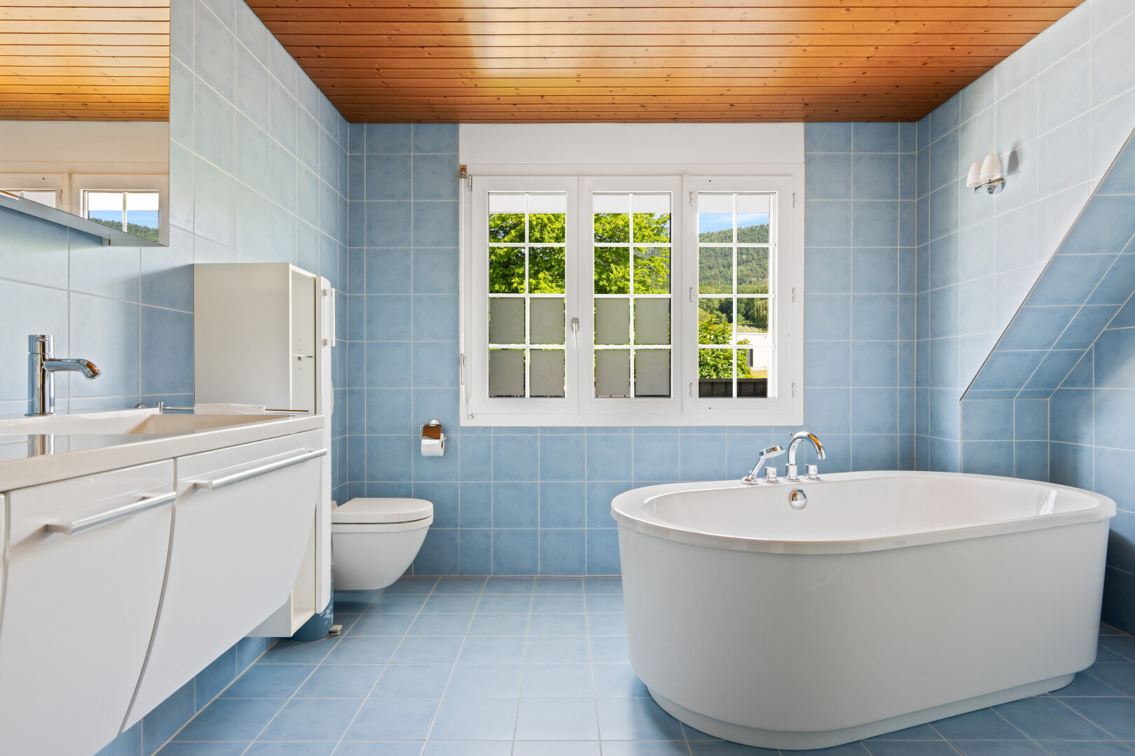 bad mit fliesenwand, tile wall, komplettes badezimmer, holzdecke, und wood ceiling