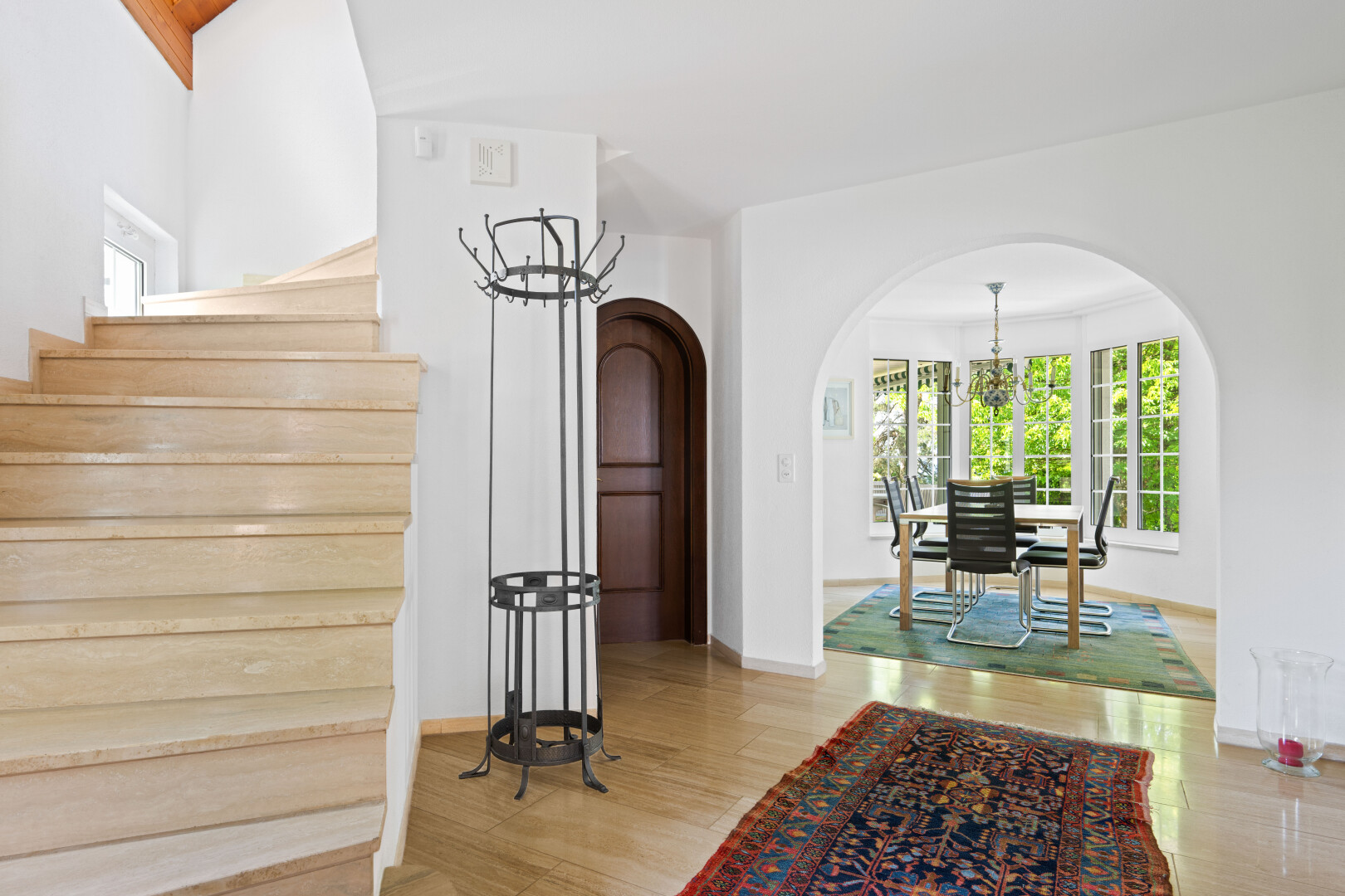 treppe mit gewölbte gehwege, natürliches licht, natural light, bemerkenswerter kronleuchter, und treppen
