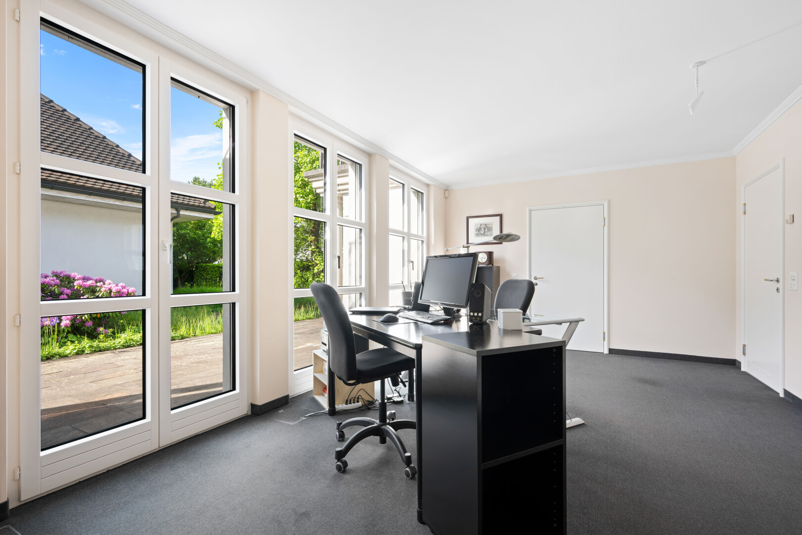 büro mit inside property, drywall, gipskartonwand, bürobereich, und natural light