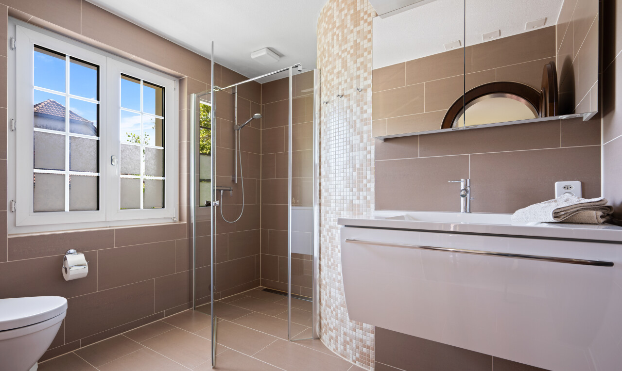 bad mit komplettes badezimmer, fliesenwand, tile wall, schminktisch, und dusche