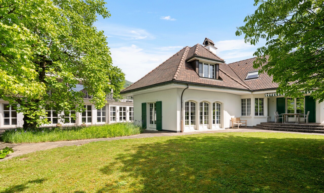 außenansicht mit rasen, property visible, stuckverkleidung, day time, und französische türen