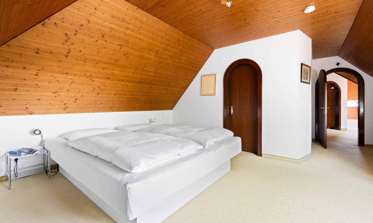 chambre avec plafond cathédrale, cathedral ceiling, plafond voûté, vaulted ceiling, et cloison sèche