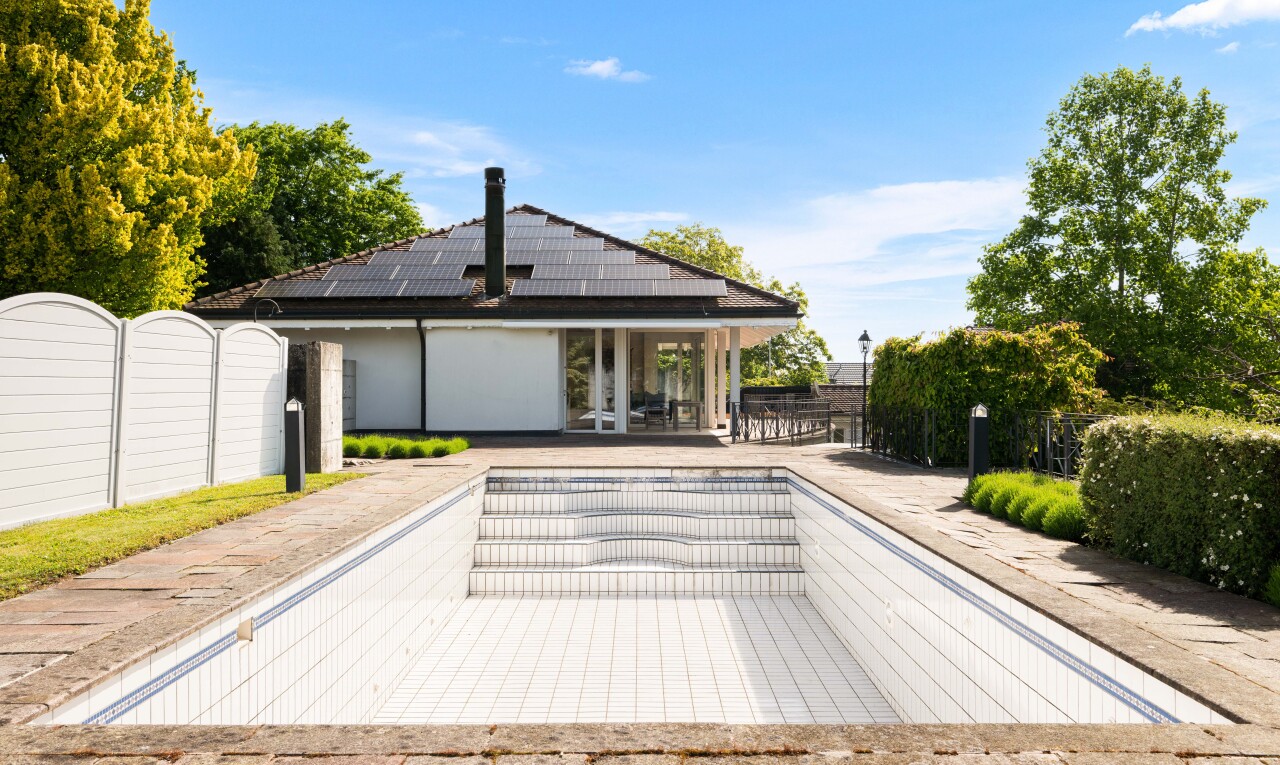 außenansicht mit from property, day time, solaranlage, und schwimmbad