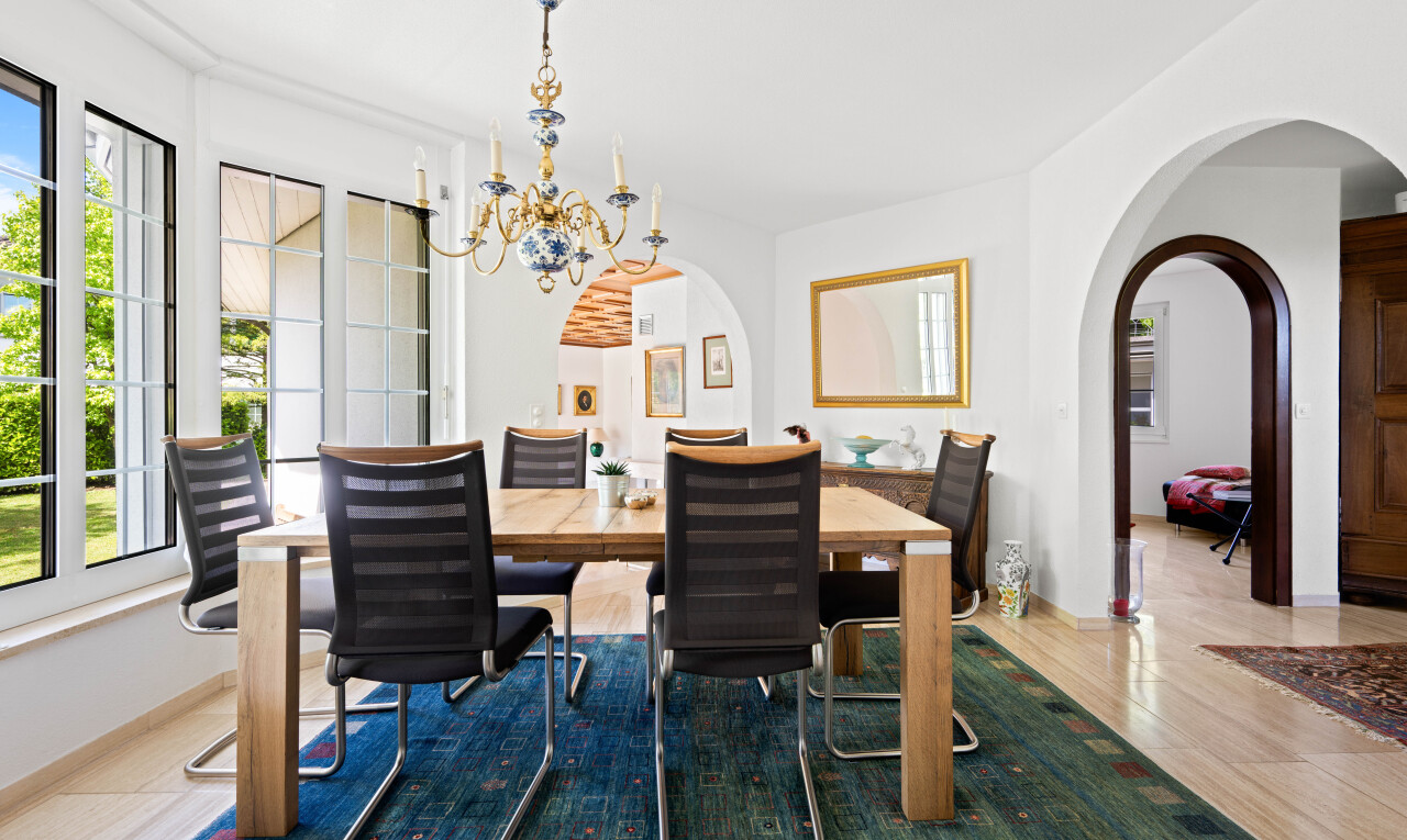 esszimmer mit inside property, gewölbte gehwege, drywall, gipskartonwand, und natural light