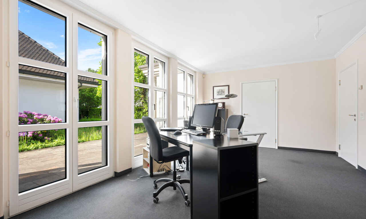 bureau avec inside property, drywall, cloison sèche, espace bureau, et natural light