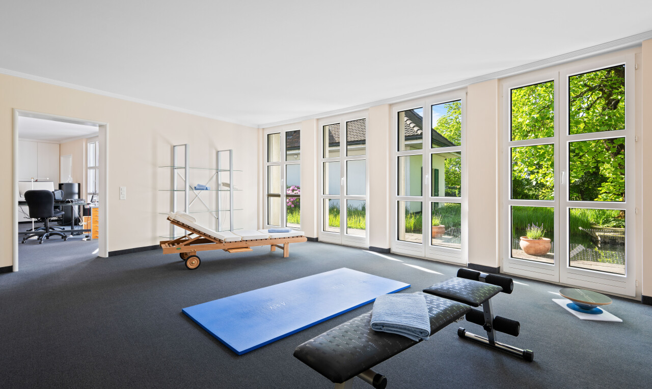gym avec carpet, inside community, natural light, et drywall