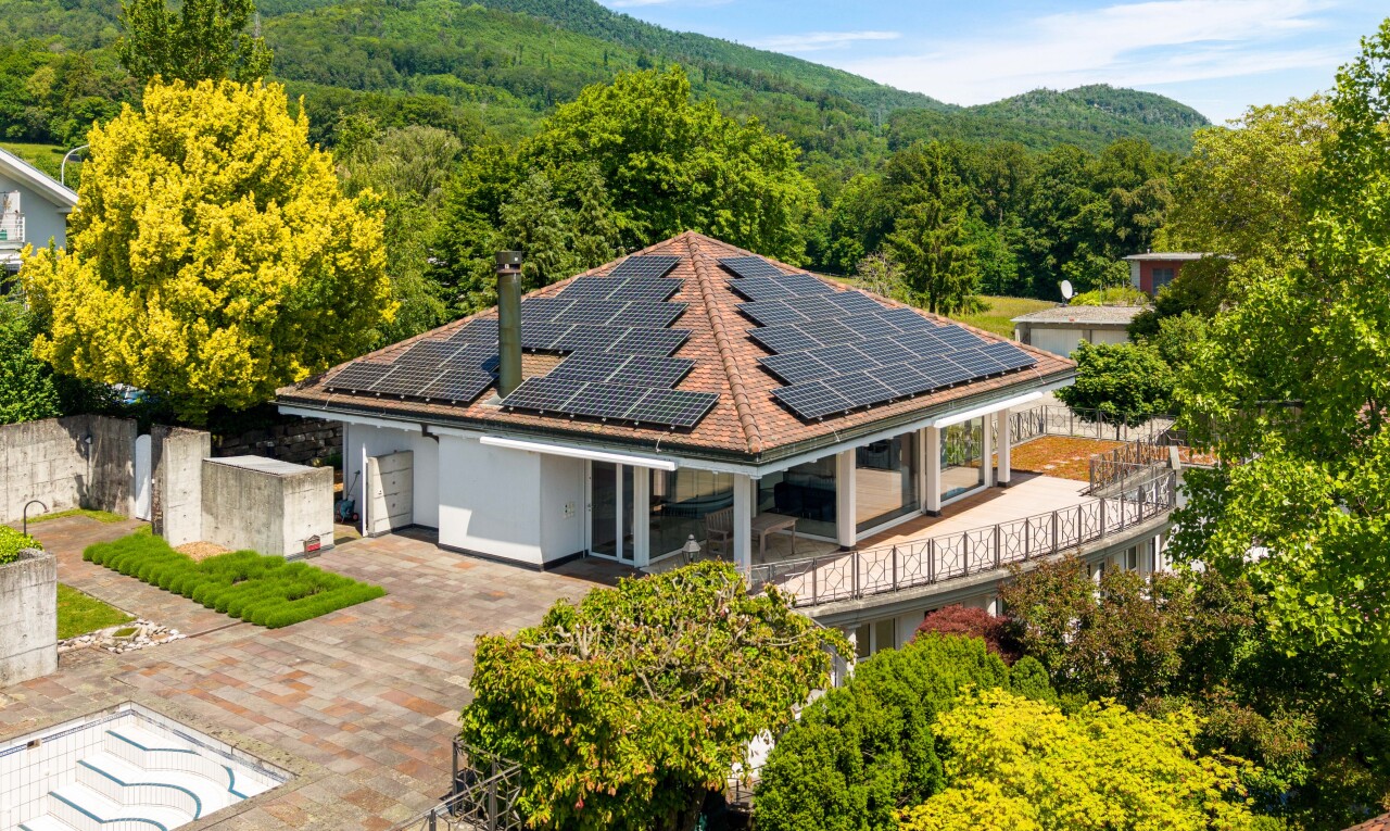 außenansicht mit forest view, waldblick, solaranlage, day time, und zaun