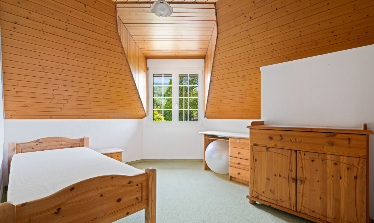 zimmer / schlafzimmer mit carpet, teppich, zusätzliches zimmer, inside property, und deckenventilator
